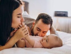 Banyak Pasangan Lupa Ini Setelah Punya Anak, Psikolog Sarankan